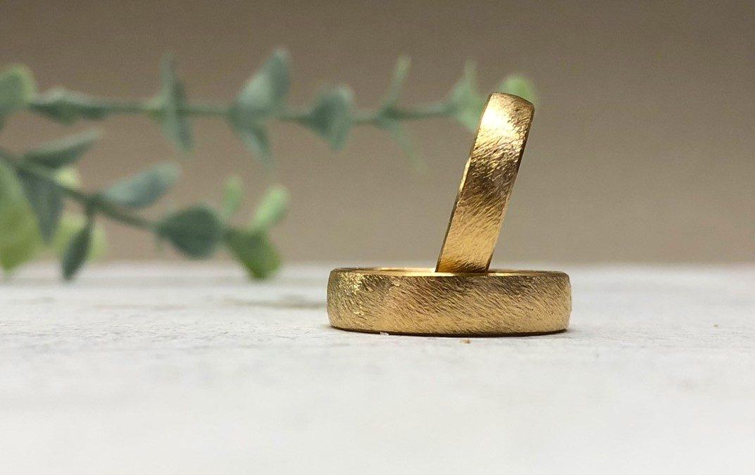 Echte Goldringe aus 900 Gold mit zerkratzter Oberfläche namens Düne