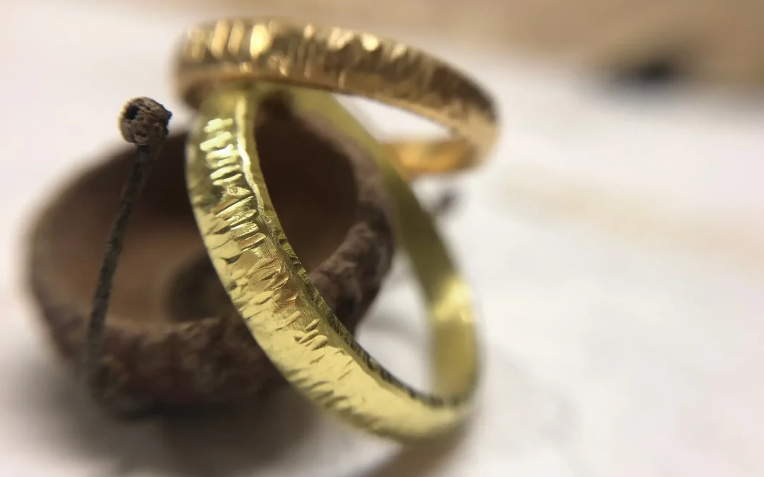 Goldringe mit Rindenmuster vom Goldschmied