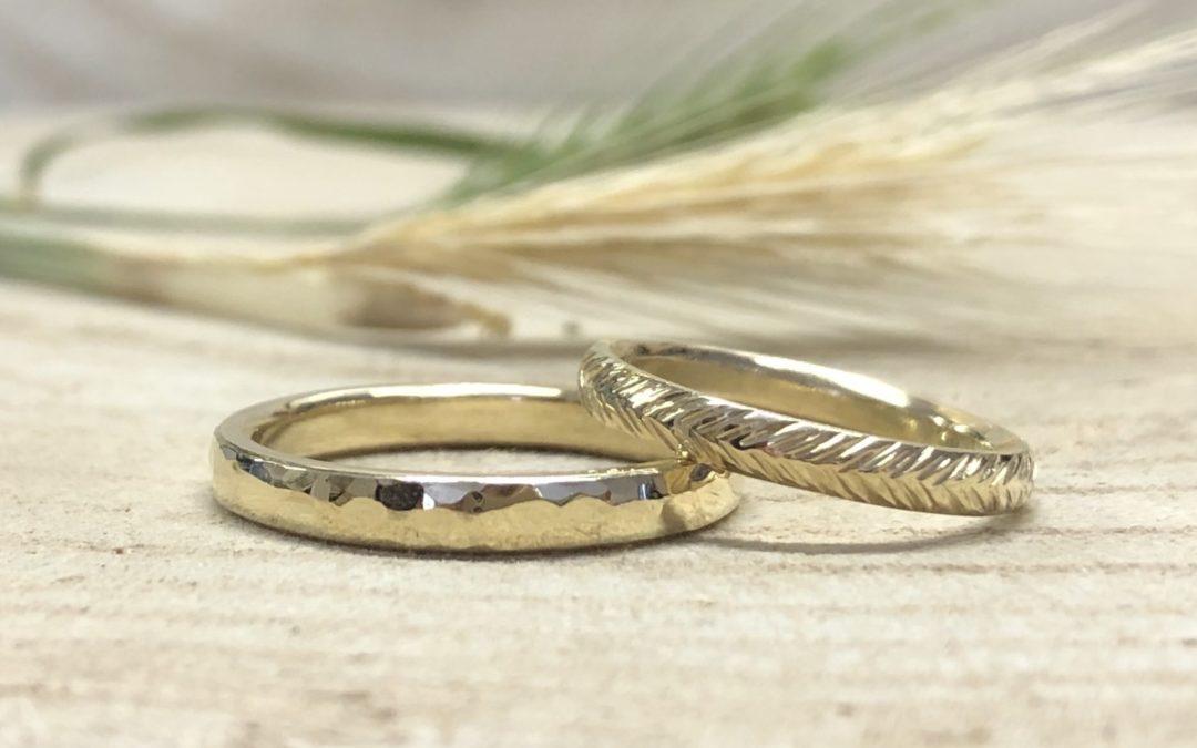 Dünne Goldringe mit Hammerschlag und Blattmuster Federblatt