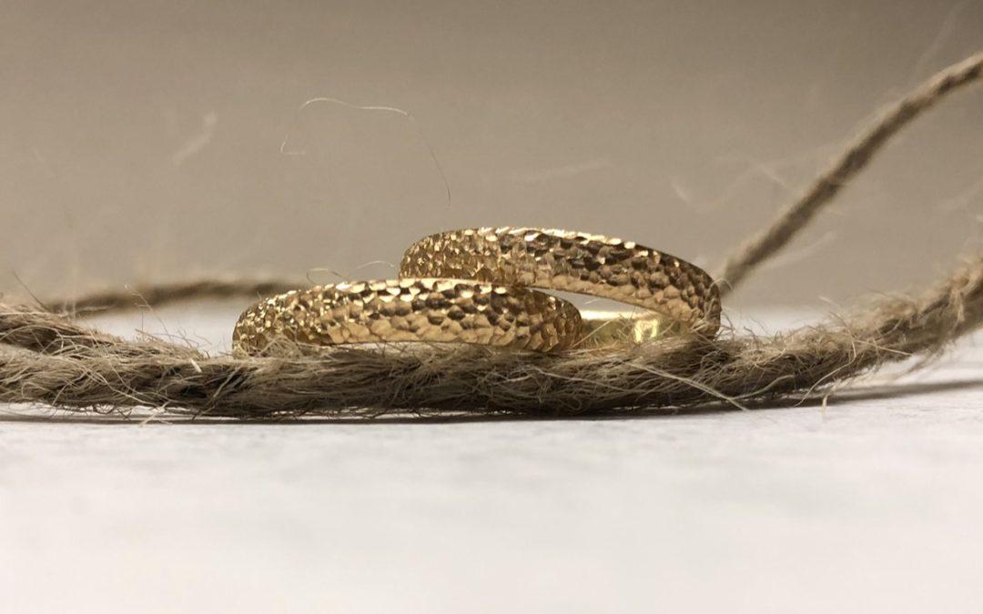 Goldringe mit kleinen Hammerschlaggrübchen namens Tüpfelmuster