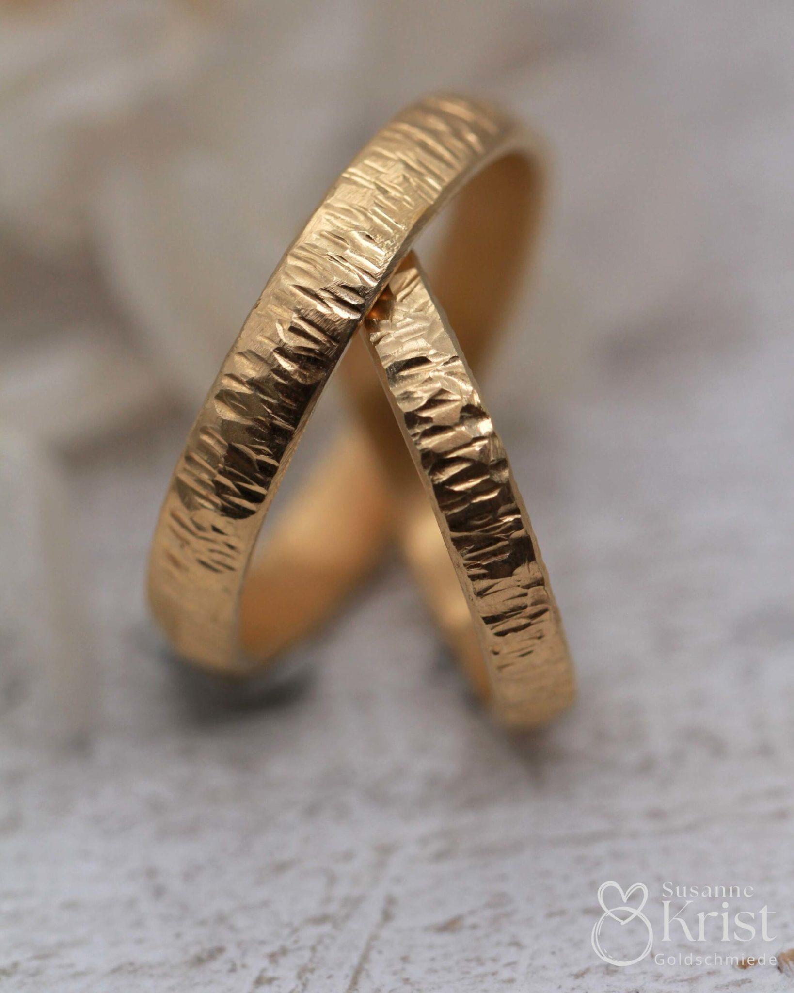 Natur Trauringe mit Holzmuster namens Baumrinde. Natur Trauringe mit Holzmuster namens Baumrinde.