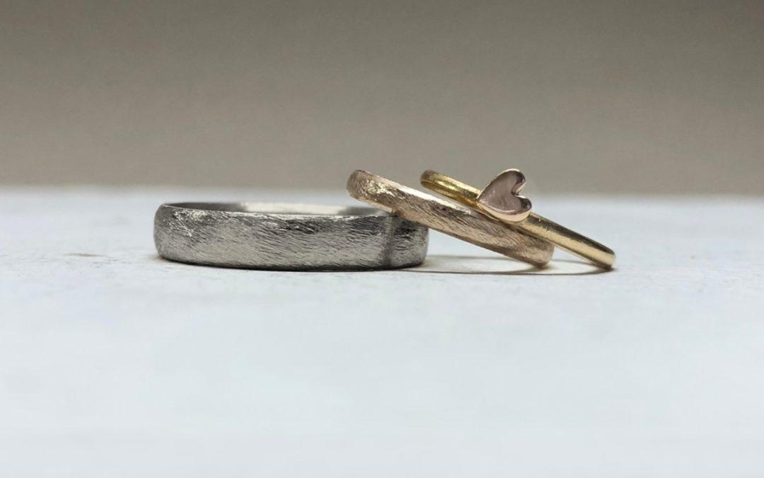 Graugold bzw. Weissgoldring mit Haselnussgoldring mit Dünemuster und Herzring Ellara