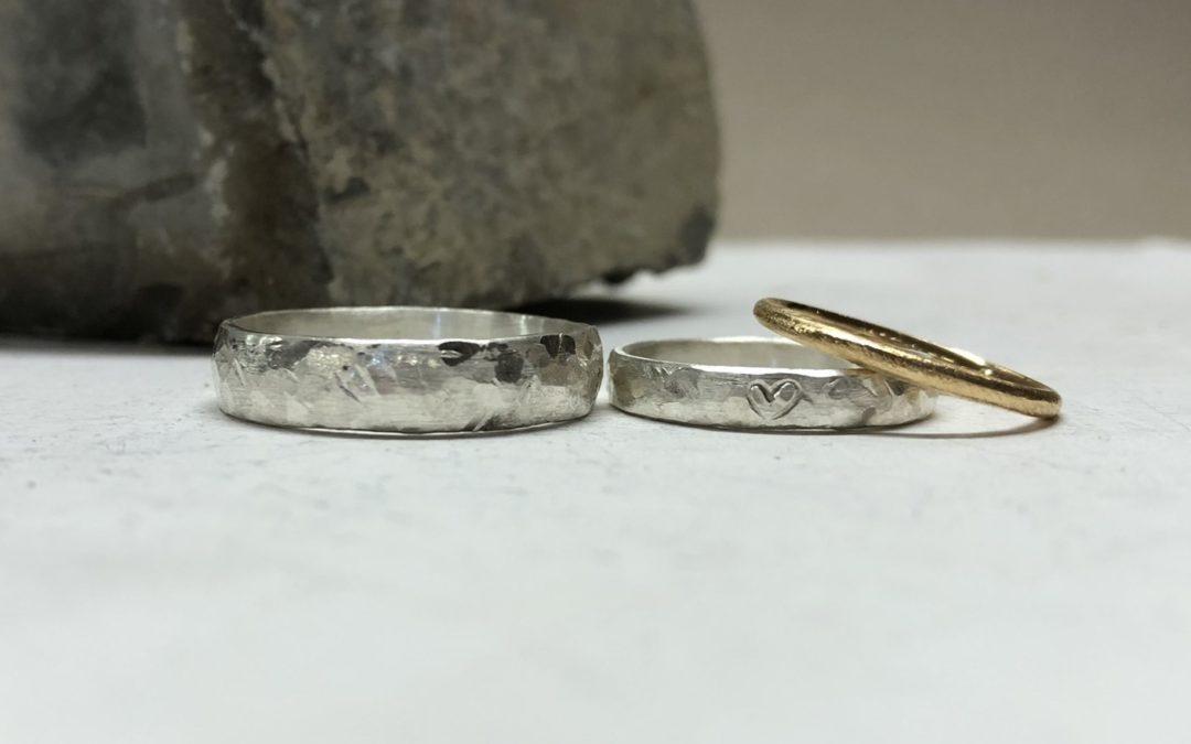 Grobe Hammerschlageheringe mit Herzprägung Herzschlag aus Weissgold