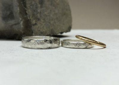 Grobe Hammerschlageheringe mit Herzprägung Herzschlag aus Weissgold