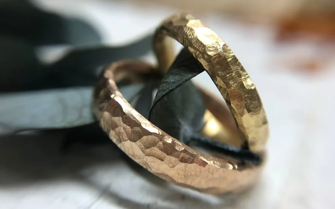 Grobe Trauringe Rotgold und Gold mit Hammerschlag-Grübchen