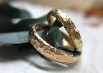 Grobe Trauringe Rotgold und Gold mit Hammerschlag-Grübchen