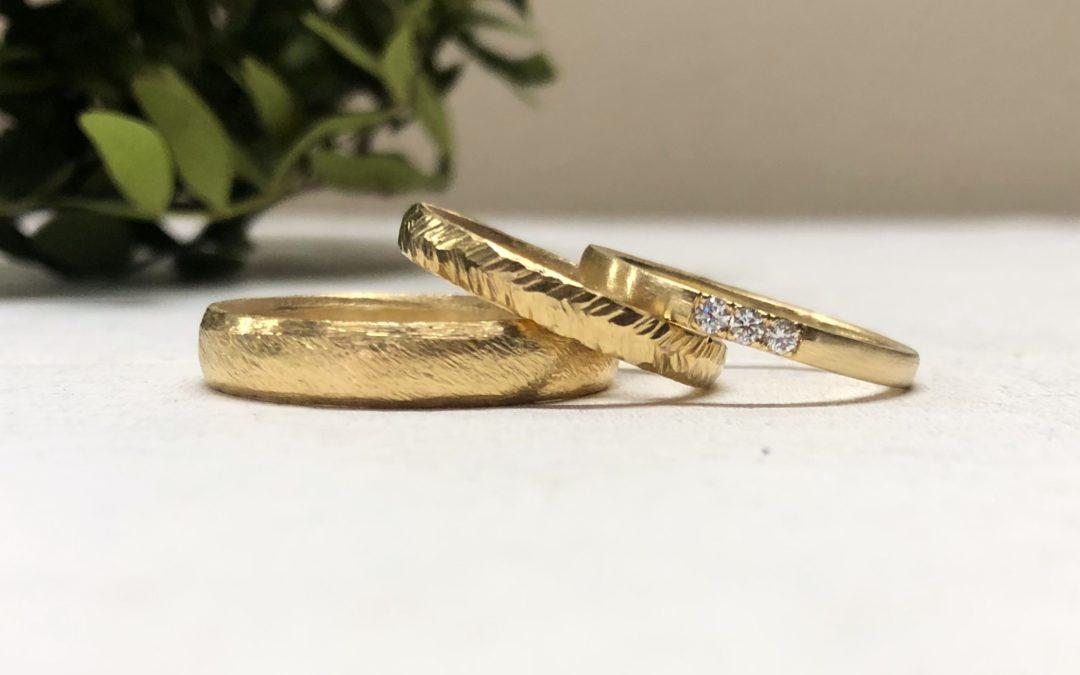 Grober Männerring in mit schmalem Frauenring in Gold Düne und Federblatt Muster mit Memoire Vorsteckring mit weissen Steinen