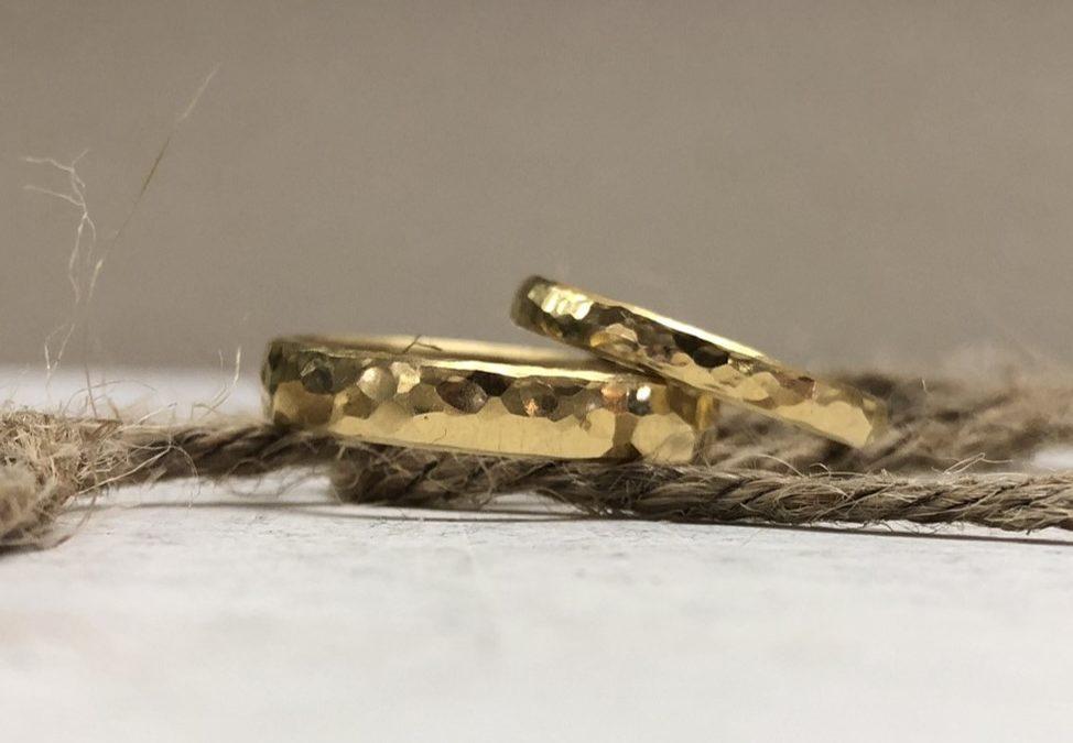 Hammerschlageheringe in Gold breit und schmal mit geschmiedet mit Kugel
