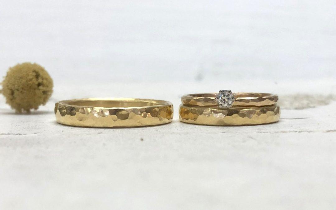 Schmale Hammerschlagringe in Gold mit Kugelhammerschlagmuster und Vorsteckring mit Stein
