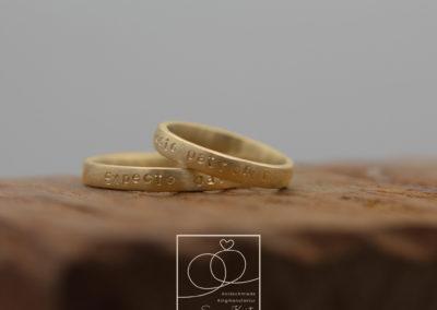 Harry Potter inspirierte Ringe aus Gold mit Schrift „Expecto Patronum“.