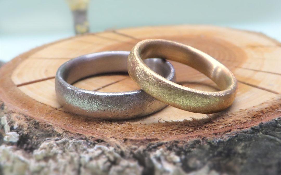 Matte eismatte Ringe aus dem Trauringkurs in weiss und rose von Goldschmiede Susanne Krist