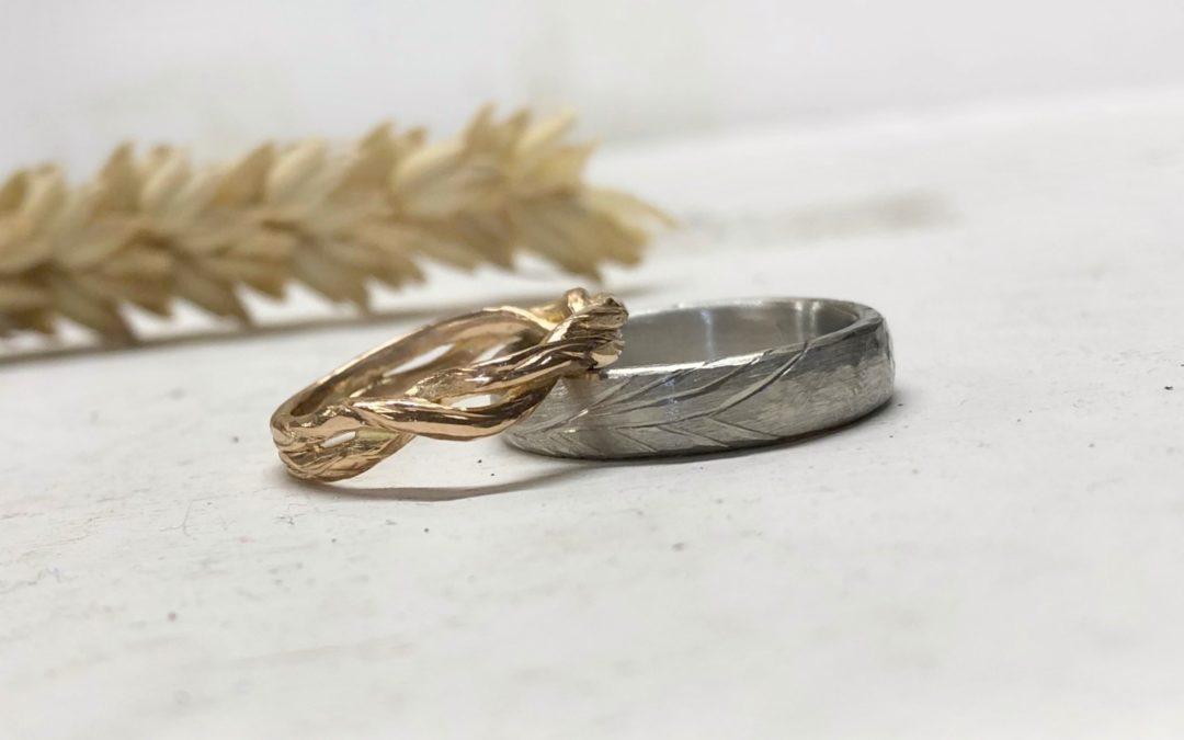 Rankenartiger Ehering aus Rotgold als Spezialanfertigung und Herrenring Platin mit Sanddorn Hammerschlag Mix