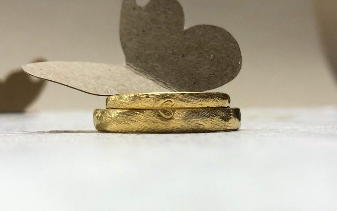 Herzeheringe mit eingeprägten Herzen in Gold mit Dünemattierung und Herzschlag