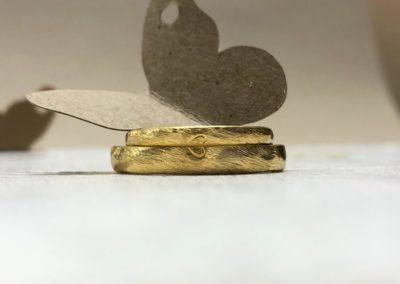 Herzeheringe mit eingeprägten Herzen in Gold mit Dünemattierung und Herzschlag