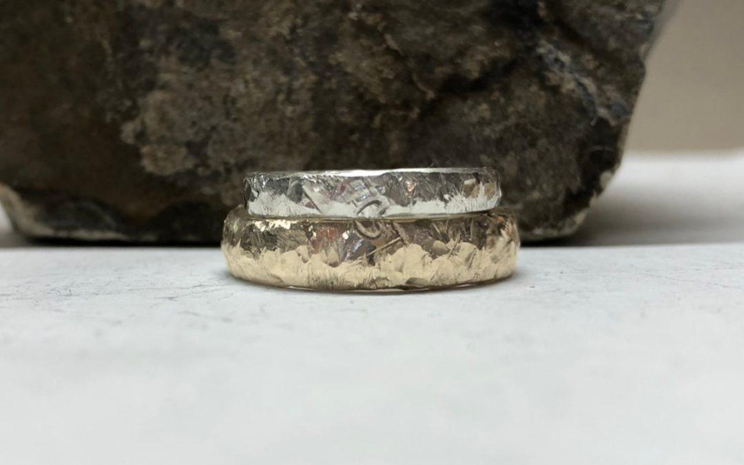 Herzhälften-Ringe in Haselnussgold bzw. Sandgold und Platin im Bergweltmuster