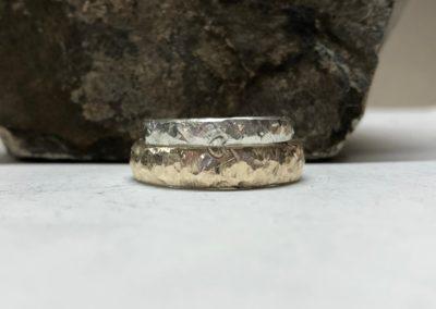 Herzhälften-Ringe in Sandgold und Platin im Bergweltmuster