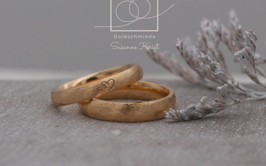 Ring mit Herz und Männerring ohne Herz, veredelt mit Dünemuster.