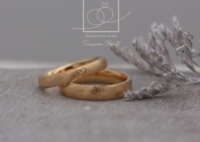 Ring mit Herz und Männerring ohne Herz, veredelt mit Dünemuster.