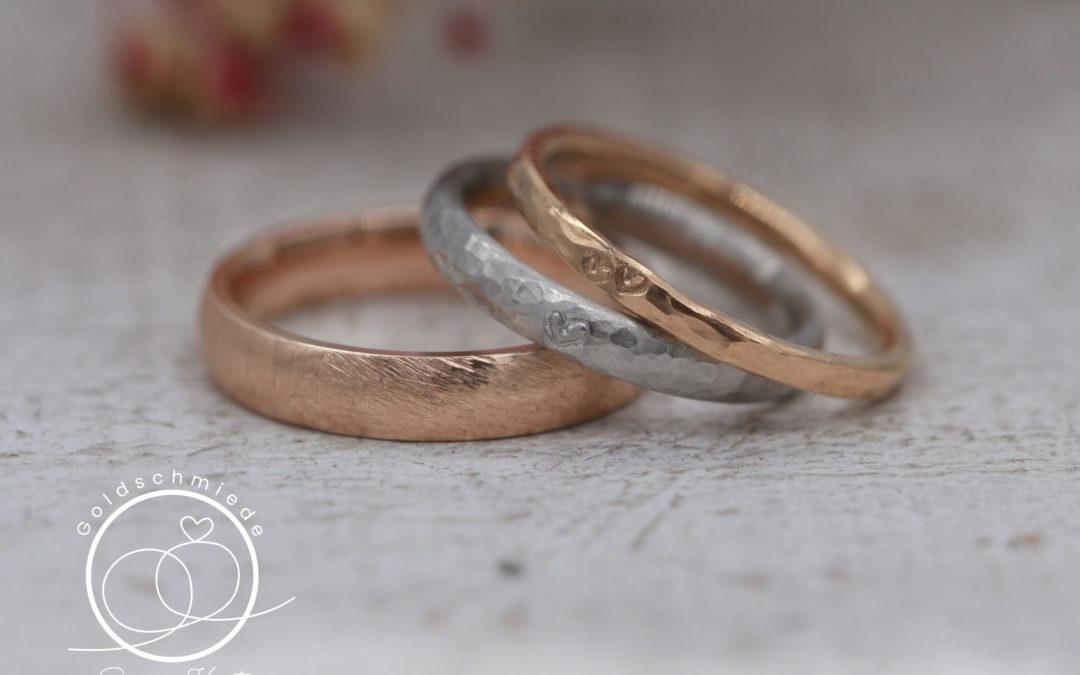Herzringe aus Rotgold, Platin und Rosegold im Vergleich.