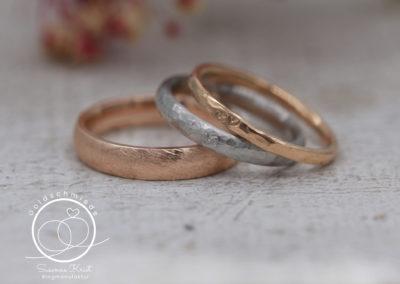Herzringe aus Rotgold, Platin und Rosegold im Vergleich.