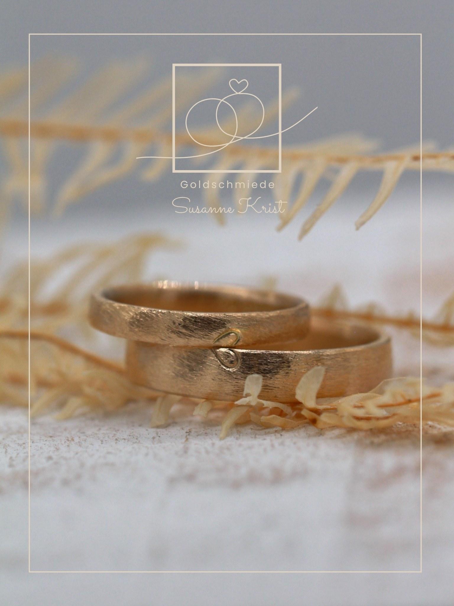 Herztrauringe Gold mit Dünemuster und Herzhälften. Herztrauringe Gold mit Dünemuster und Herzhälften.