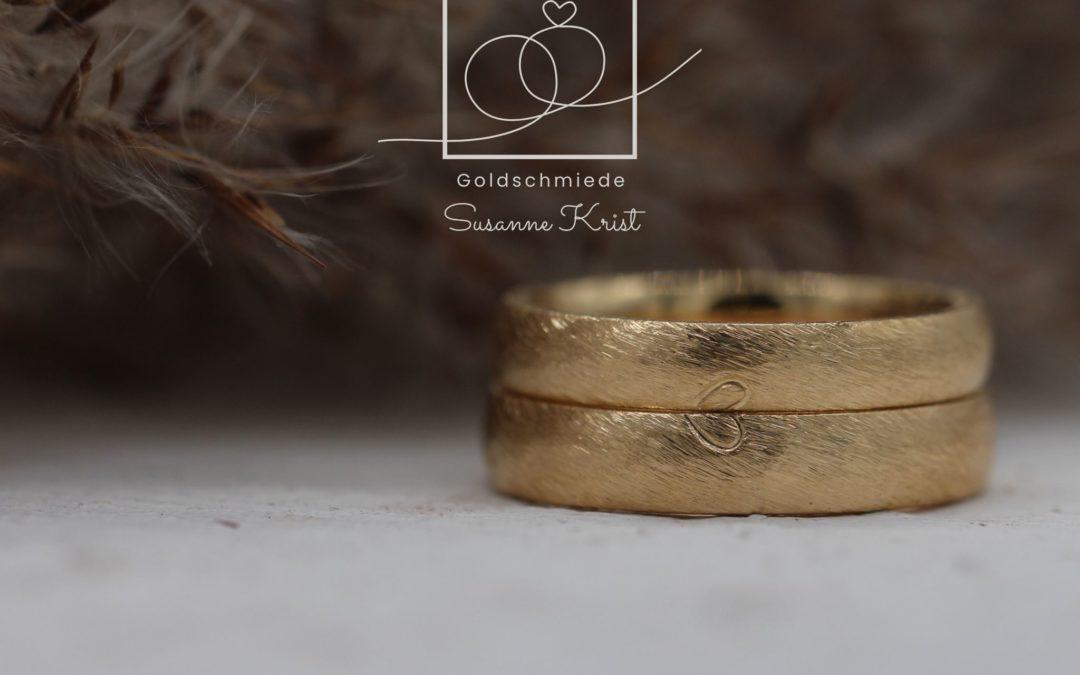 Diese Ringe sind etwas Besonderes: Herzhälften als Akzente