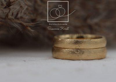 Diese Ringe sind etwas Besonderes: Herzhälften als Akzente