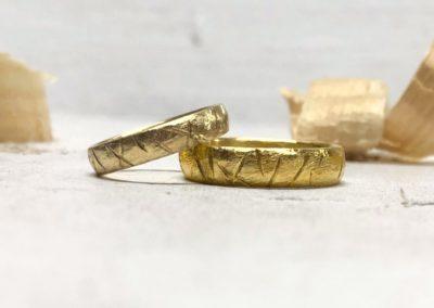 Hochkarätige breite runde Ringe mit 750 Gold und 900 Gold mit Kerbholzmuster