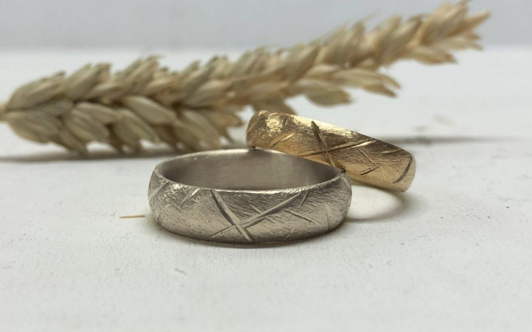 Breite Eheringe mit eingefeilten Schnitten aus Creme Weissgold und Rosegold mit Kerbholzmuster
