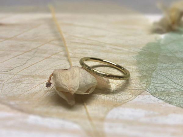 Schmaler Verlobungsring mit Hammerschlag aus Gold Vreni