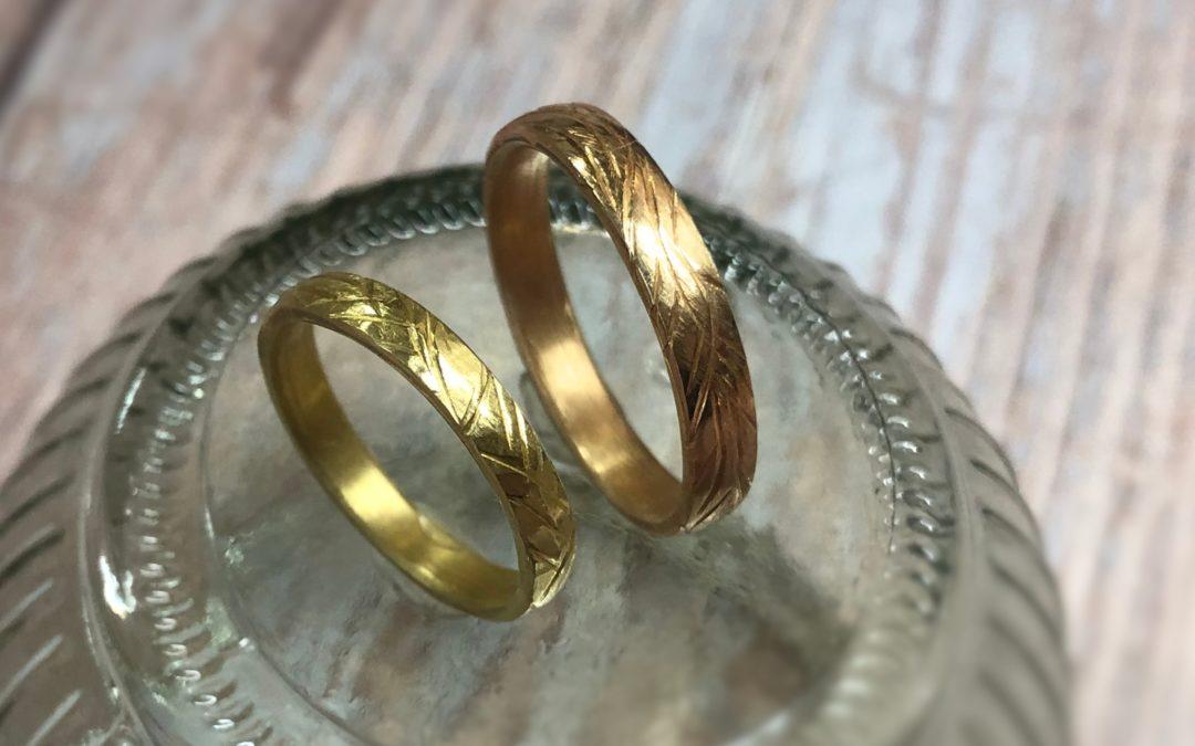 Nachhaltige Eheringe mit floralem Muster Sanddorn in gelb und rose