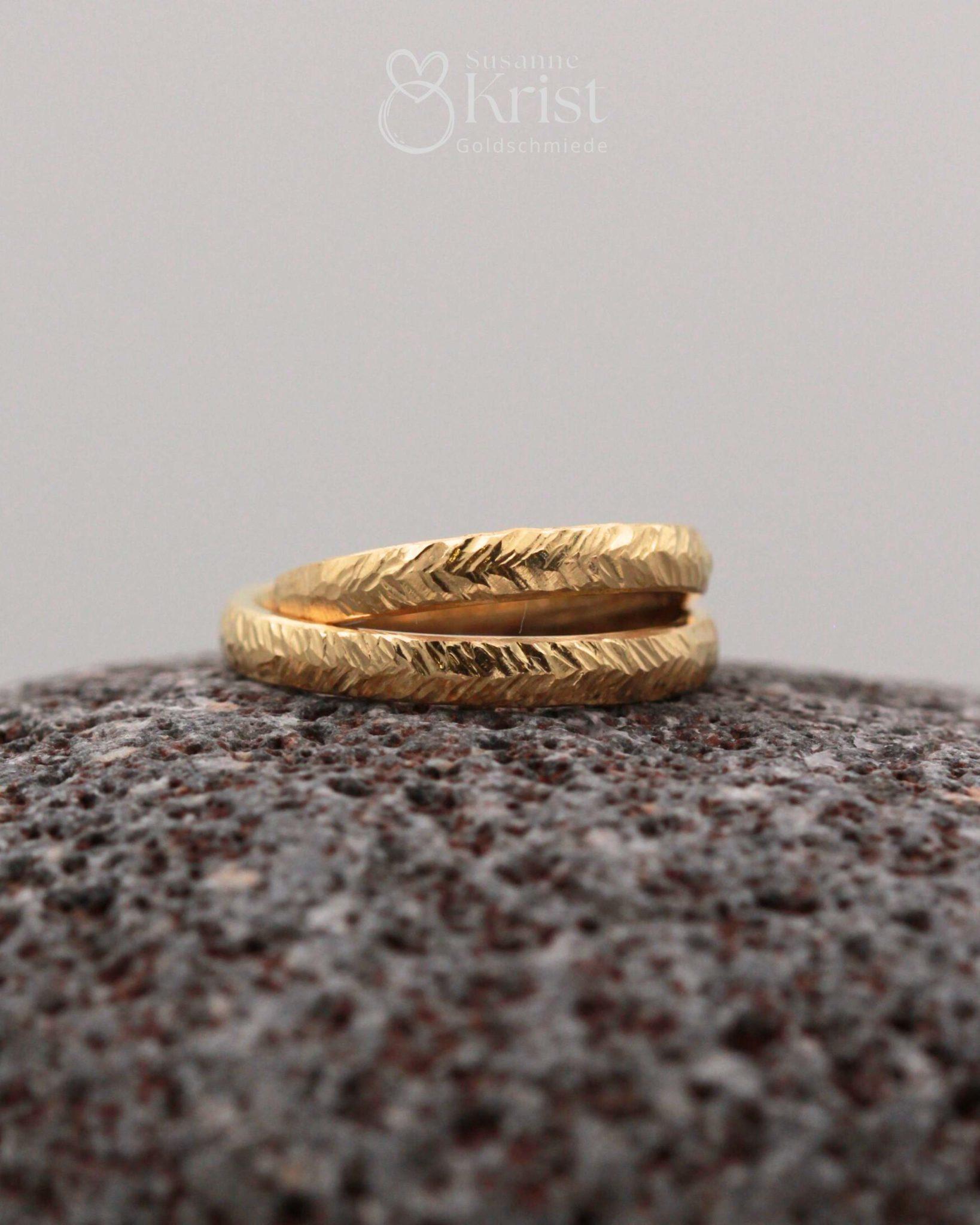 Natur Trauringe mit Federblattmuster Natur Trauringe mit Federblattmuster