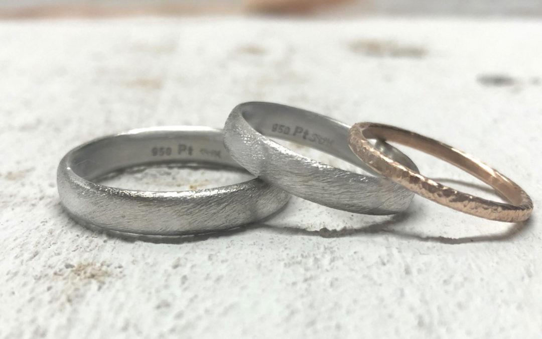 Schlichte Platinringe mit Struktur Düne und Rotgoldvorsteckring