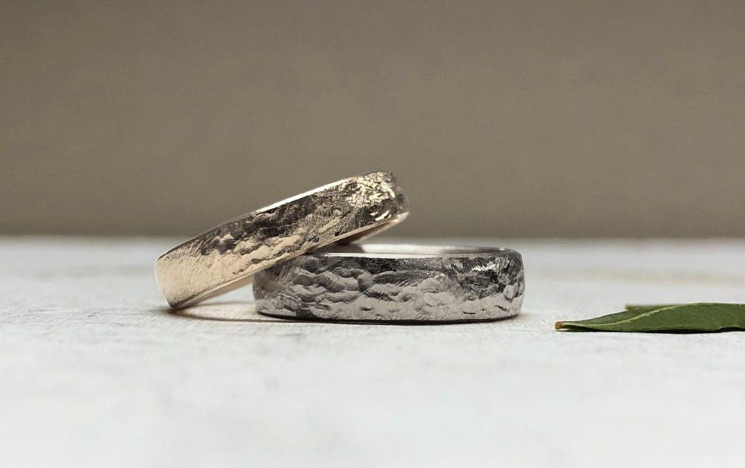Platin und Weissgold Ring im Vergleich in Holzoptik Walnuss gehämmert