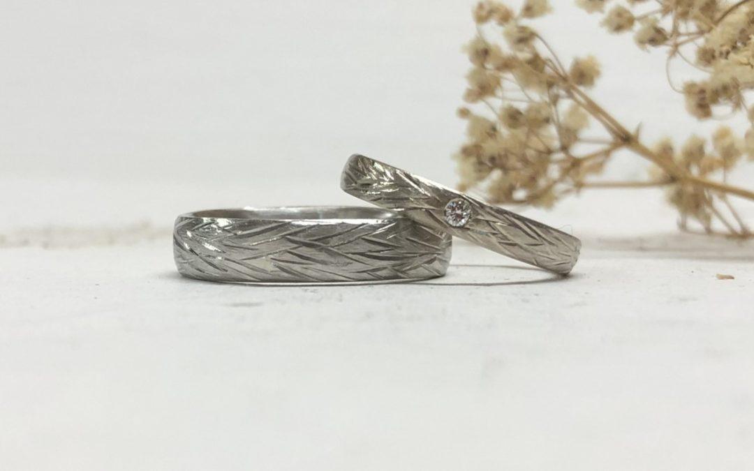 Platinehering und Weissgoldehering mit Stein und Borkenmaserung Sanddorn