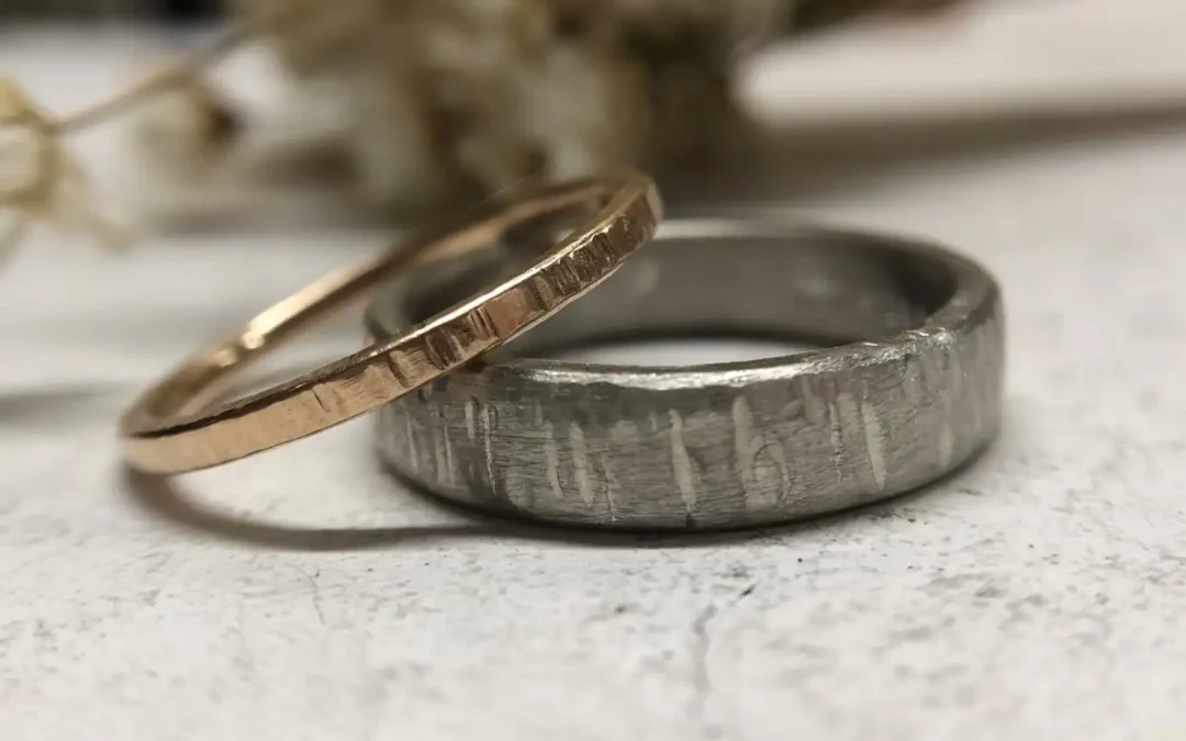Platinring breit und Rotgoldring schmal im Baumrindemuster
