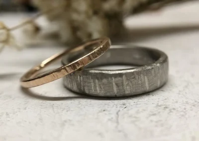 Set von breitem Platinring und schmalem Verlobungsring Irides aus Rotgold