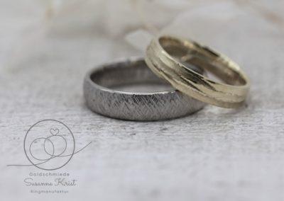 Platinring und sandbrauner Chamois Weissgoldring, kreuzmatt grob und Flusslauf.