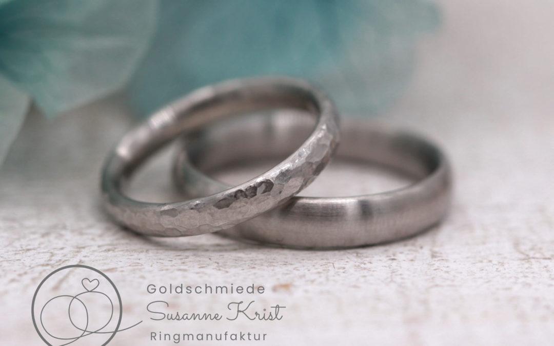 Platinringe geschmiedet mit Hammerschlag