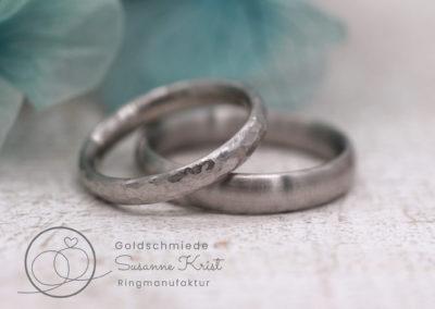 Platinringe geschmiedet mit Hammerschlag und Längsmatt