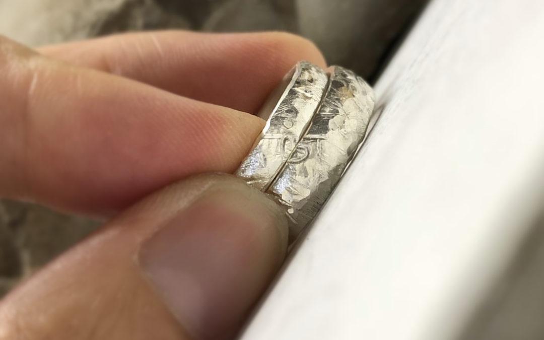 Ringe mit eingearbeiteten Herzen und rau geschmiedeter Bergwelt Oberfläche