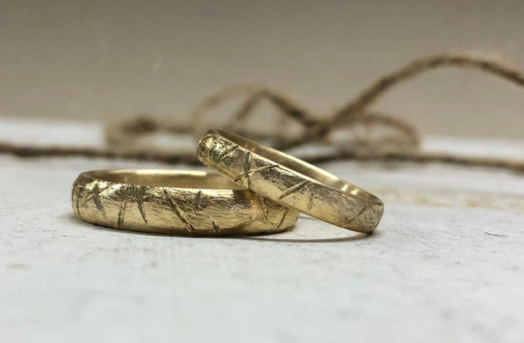 Goldringe mit Einschnitten und Kerben als Muster