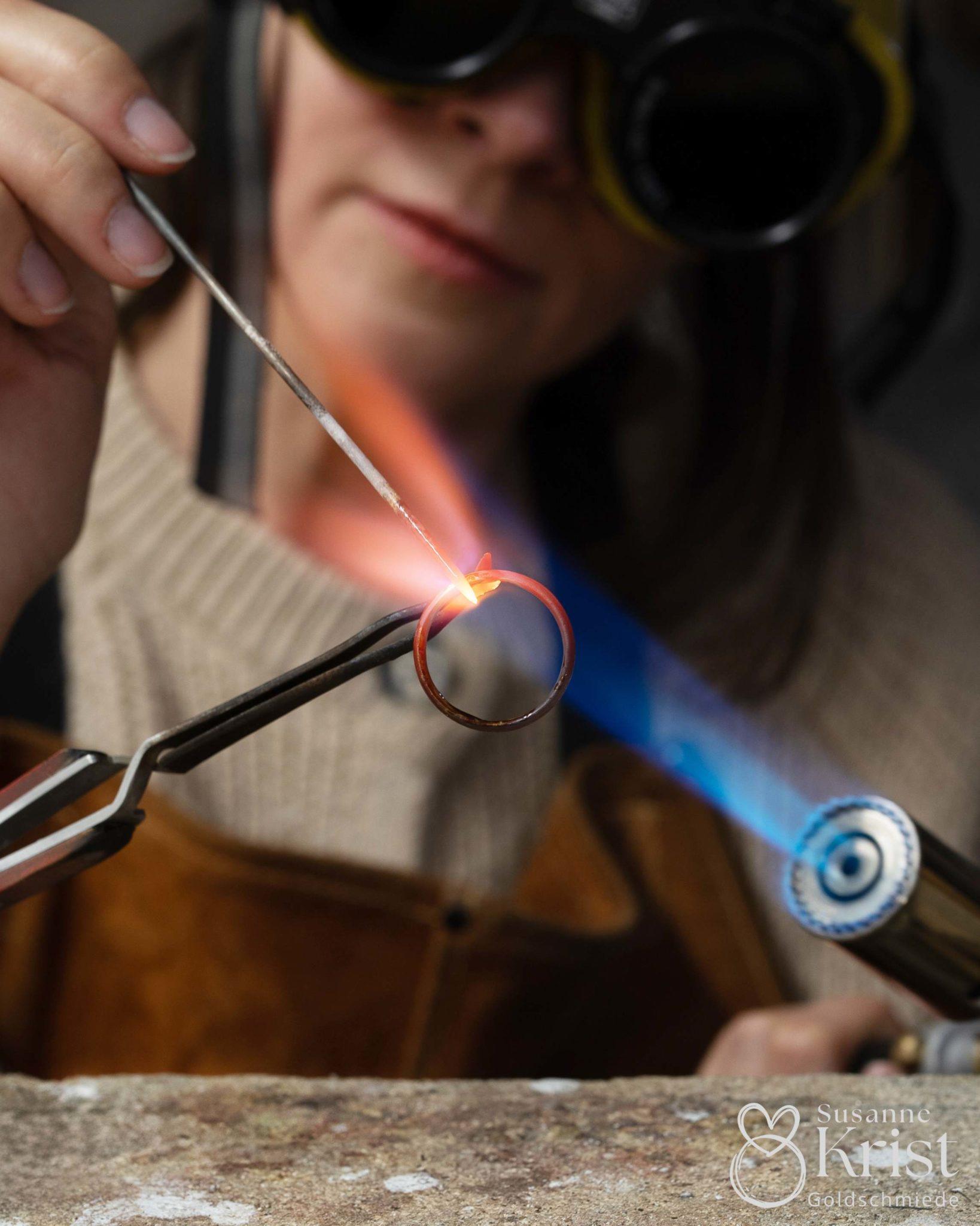 Ring beim Goldschmied machen lassen bei Susanne Krist. Ring beim Goldschmied machen lassen bei Susanne Krist.
