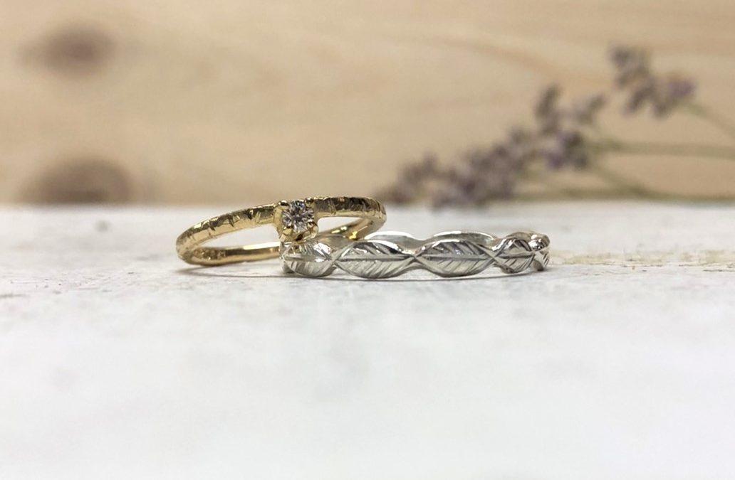 Ring mit Blattmuster und holzartiger Vorsteckring Ligni als Verlobungsring zum Zustecken