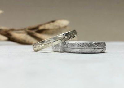 Ringe mit Federmuster in Weissgold Cremefarben und Platin