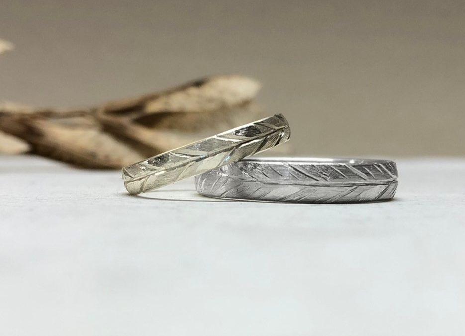 Ringe mit Federmuster in Weissgold Cremefarben und Platin
