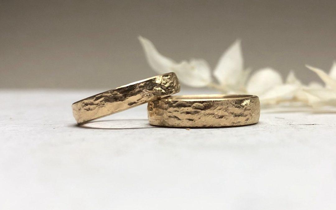 Ringe mit Furchen aus Rosegold geschmiedet mit Walnussmuster