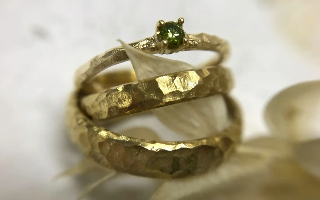 Ringe mit groben Facetten-Grübchen und Vorsteckring Olivi
