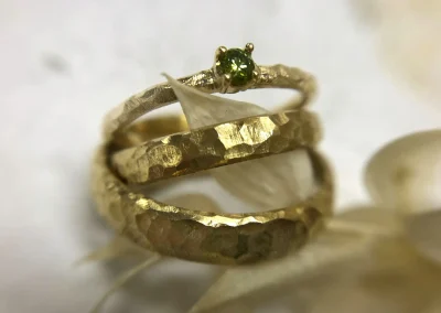 Ringe mit groben Facetten-Grübchen und Vorsteckring Olivi