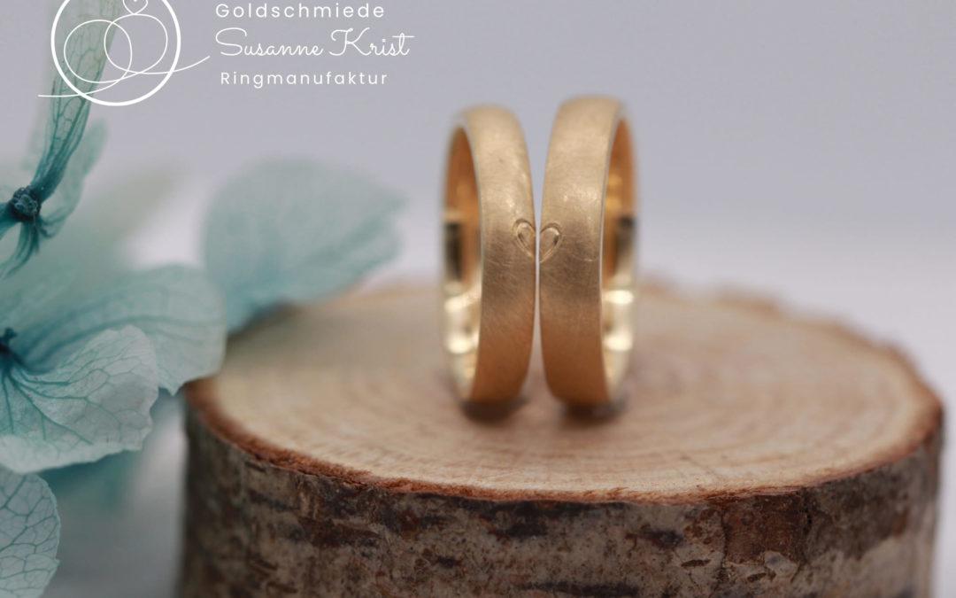 Ringe mit Herzhälften aus Gold